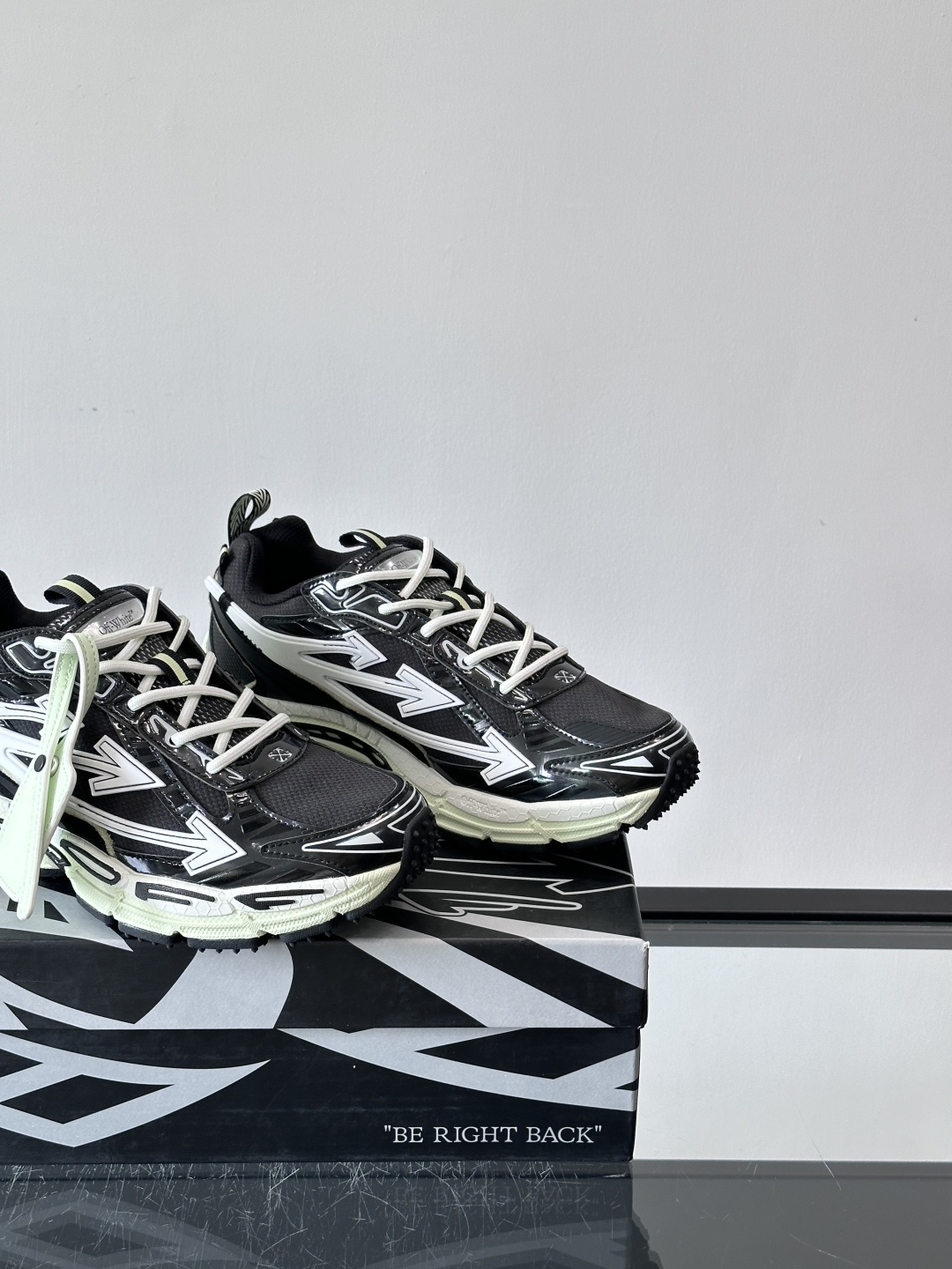 OFF-WHITE Be Right Back 情侣款👫圆头系带 箭头图案 低帮 生活休闲鞋 绿色。一款