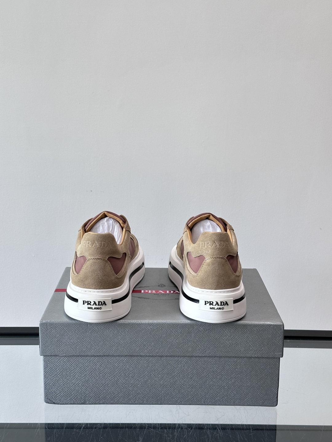 ◾️▫️P 家高品质原单精品男士运动鞋👟，运动鞋融优雅的创意设计以及Pra*系列典型的材质于一身。彰显品