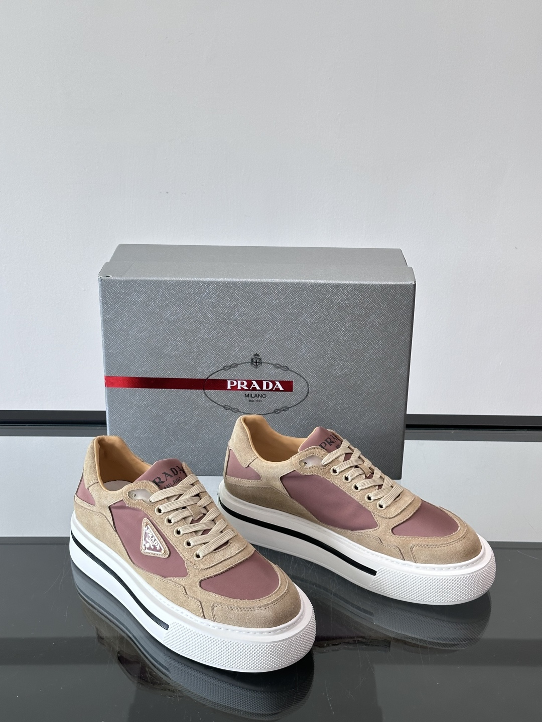 ◾️▫️P 家高品质原单精品男士运动鞋👟，运动鞋融优雅的创意设计以及Pra*系列典型的材质于一身。彰显品