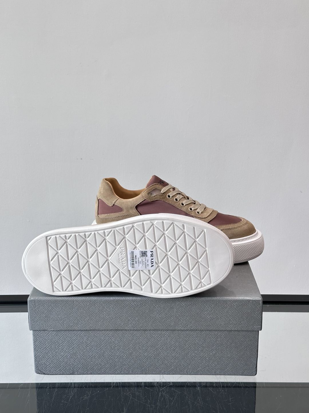 ◾️▫️P 家高品质原单精品男士运动鞋👟，运动鞋融优雅的创意设计以及Pra*系列典型的材质于一身。彰显品