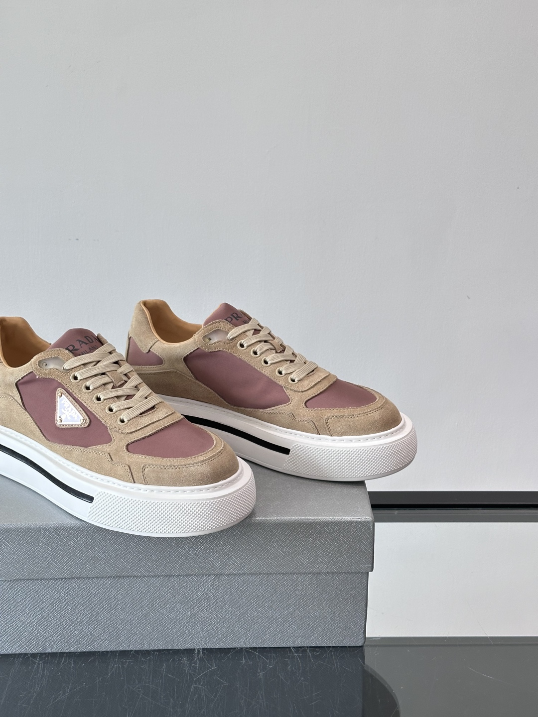 ◾️▫️P 家高品质原单精品男士运动鞋👟，运动鞋融优雅的创意设计以及Pra*系列典型的材质于一身。彰显品