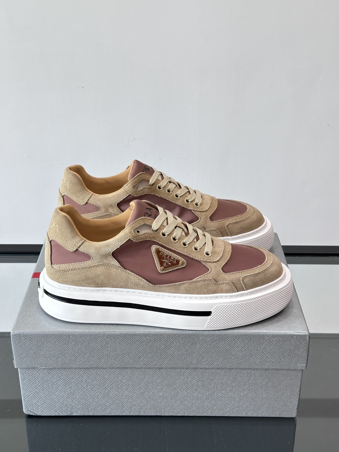 ◾️▫️P 家高品质原单精品男士运动鞋👟，运动鞋融优雅的创意设计以及Pra*系列典型的材质于一身。彰显品