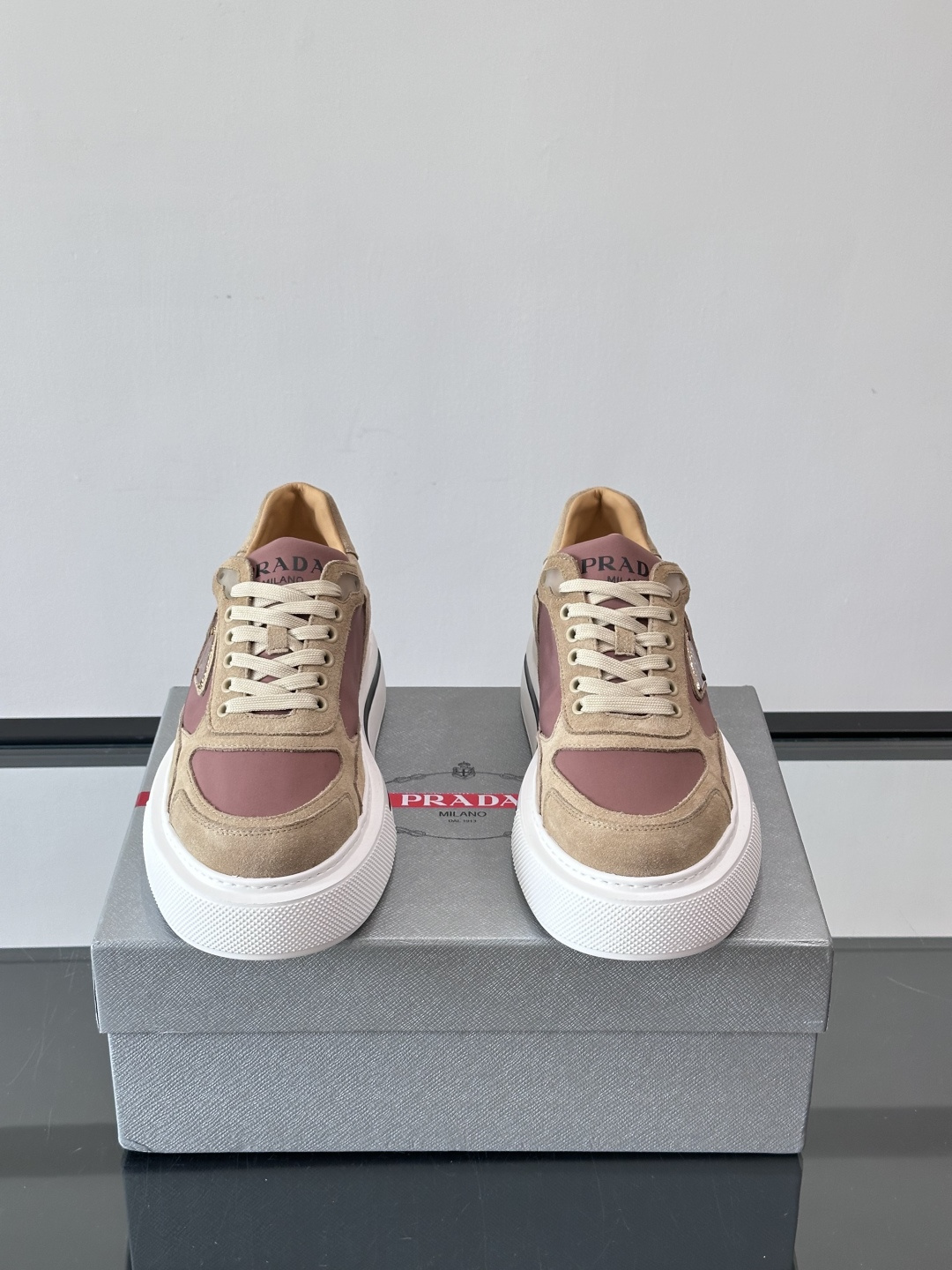 ◾️▫️P 家高品质原单精品男士运动鞋👟，运动鞋融优雅的创意设计以及Pra*系列典型的材质于一身。彰显品