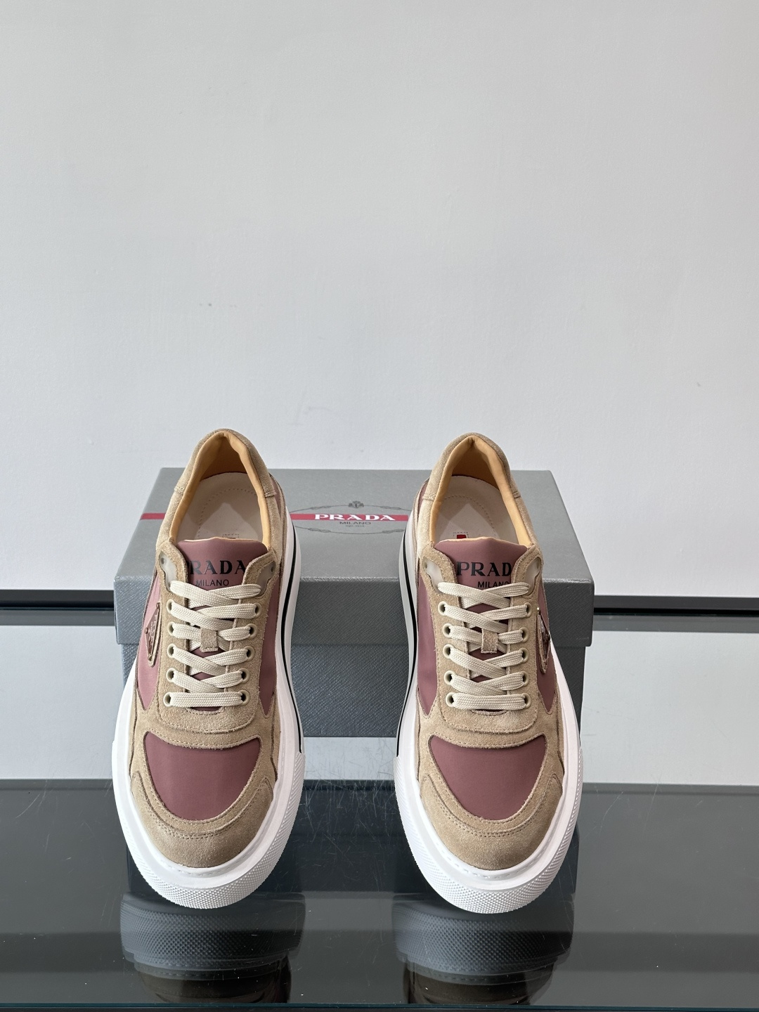 ◾️▫️P 家高品质原单精品男士运动鞋👟，运动鞋融优雅的创意设计以及Pra*系列典型的材质于一身。彰显品