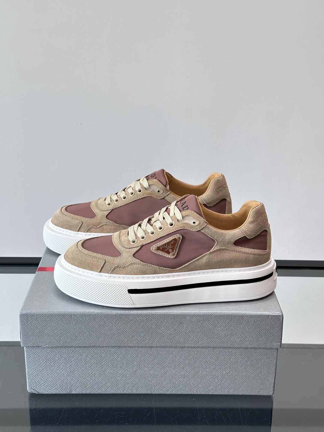 ◾️▫️P 家高品质原单精品男士运动鞋👟，运动鞋融优雅的创意设计以及Pra*系列典型的材质于一身。彰显品