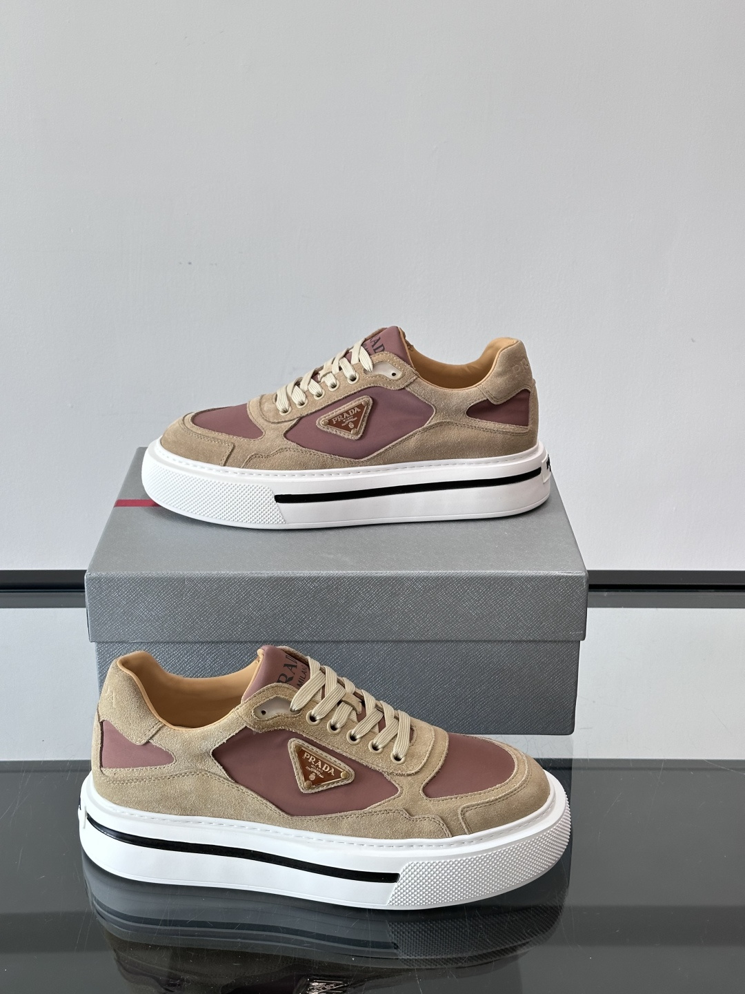 ◾️▫️P 家高品质原单精品男士运动鞋👟，运动鞋融优雅的创意设计以及Pra*系列典型的材质于一身。彰显品