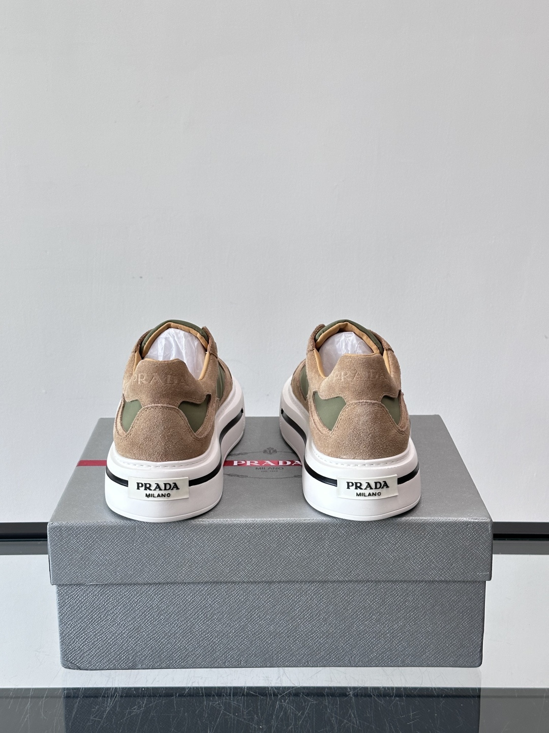 ◾️▫️P 家高品质原单精品男士运动鞋👟，运动鞋融优雅的创意设计以及Pra*系列典型的材质于一身。彰显品