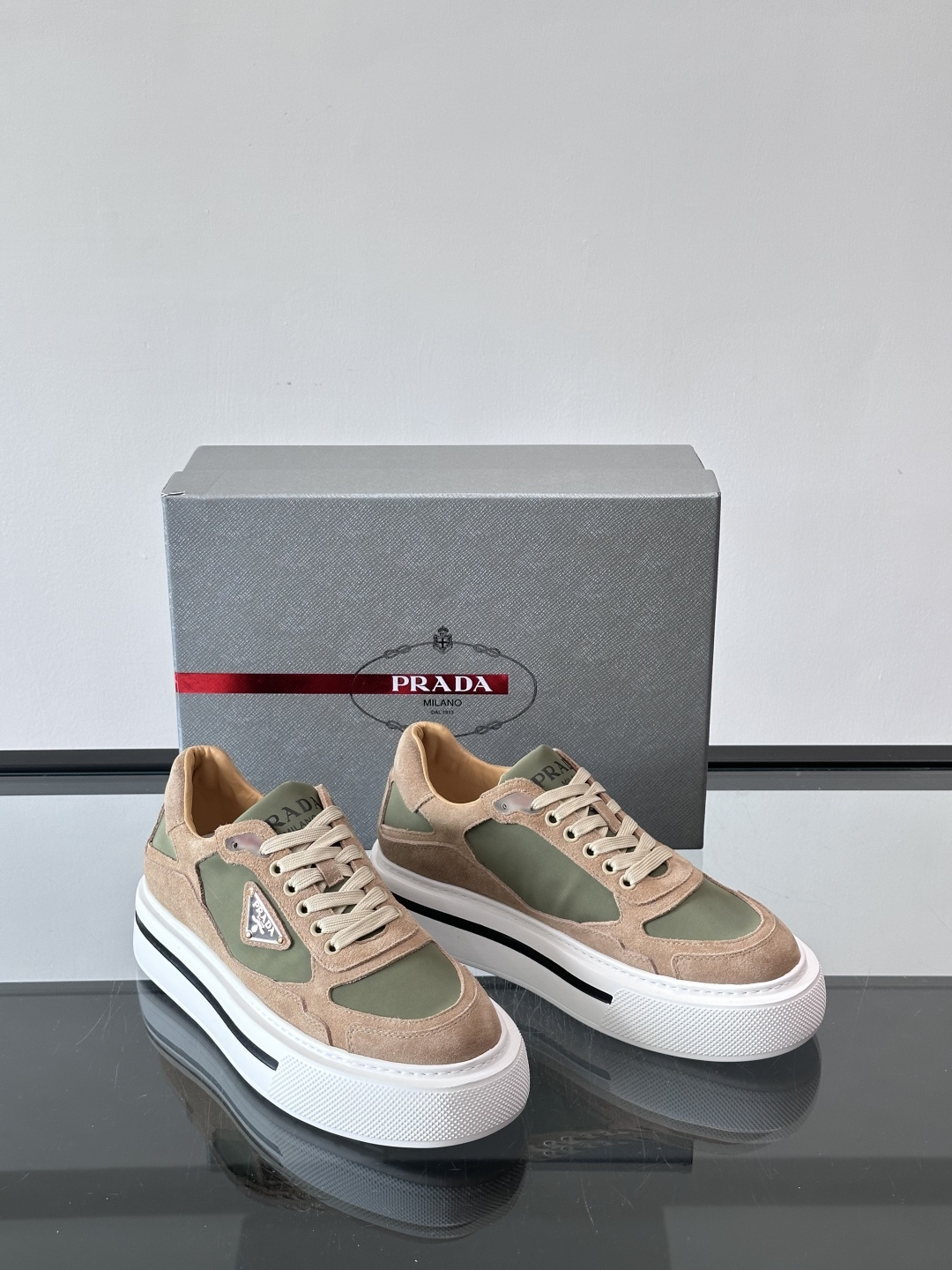 ◾️▫️P 家高品质原单精品男士运动鞋👟，运动鞋融优雅的创意设计以及Pra*系列典型的材质于一身。彰显品