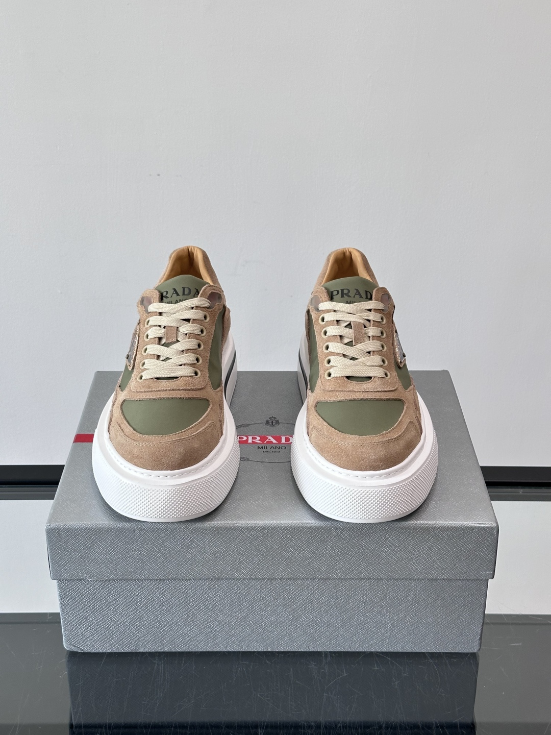 ◾️▫️P 家高品质原单精品男士运动鞋👟，运动鞋融优雅的创意设计以及Pra*系列典型的材质于一身。彰显品