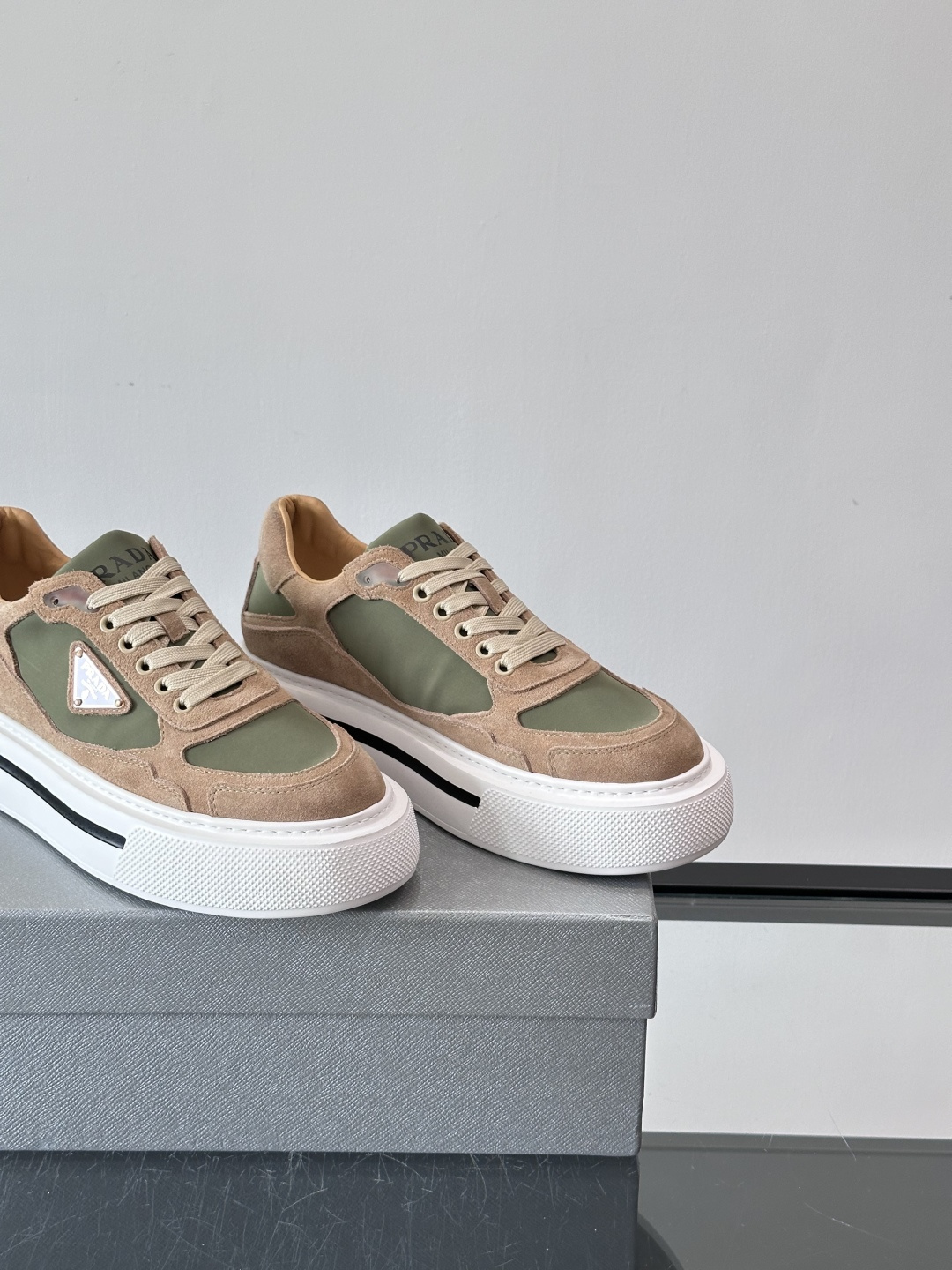 ◾️▫️P 家高品质原单精品男士运动鞋👟，运动鞋融优雅的创意设计以及Pra*系列典型的材质于一身。彰显品