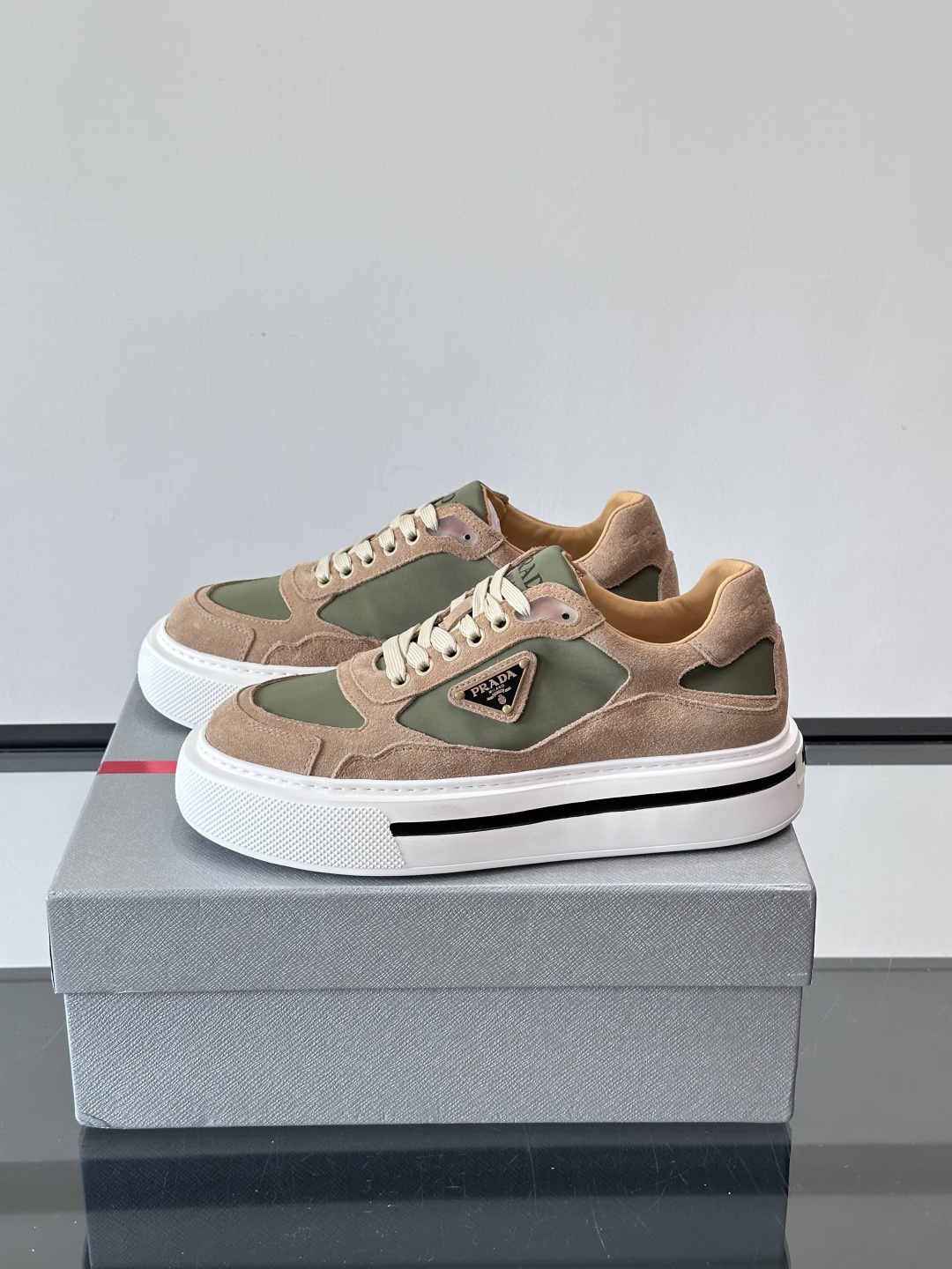 ◾️▫️P 家高品质原单精品男士运动鞋👟，运动鞋融优雅的创意设计以及Pra*系列典型的材质于一身。彰显品