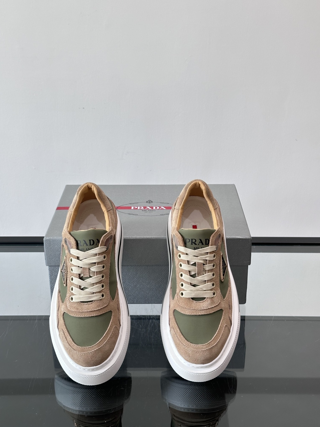 ◾️▫️P 家高品质原单精品男士运动鞋👟，运动鞋融优雅的创意设计以及Pra*系列典型的材质于一身。彰显品