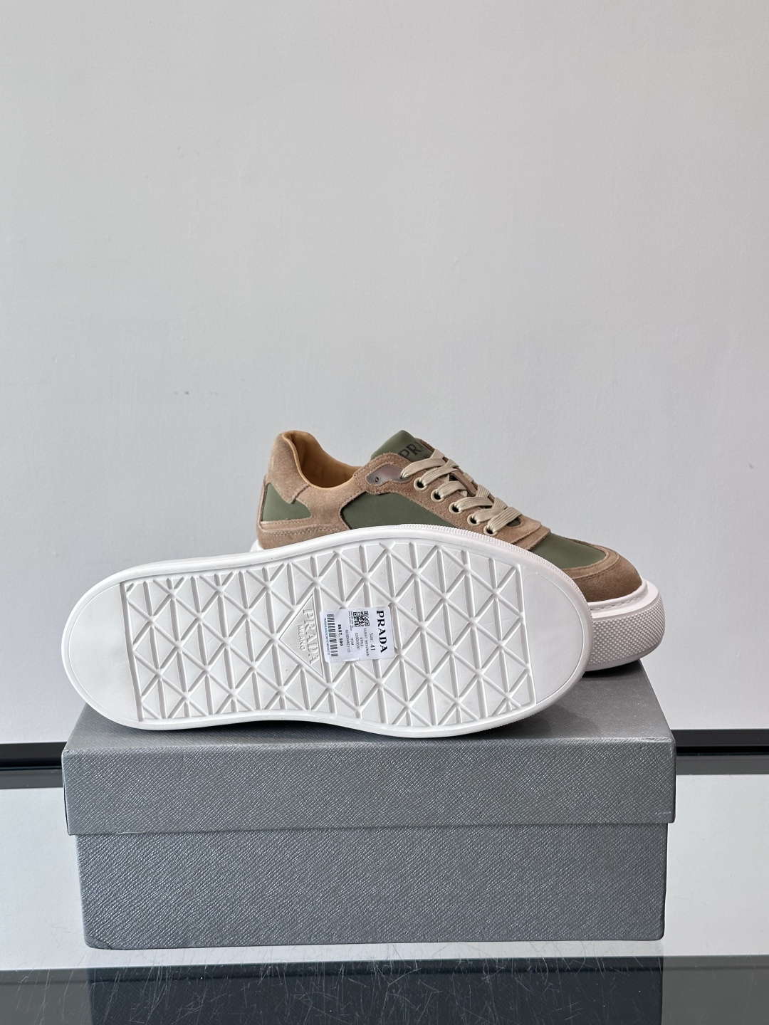 ◾️▫️P 家高品质原单精品男士运动鞋👟，运动鞋融优雅的创意设计以及Pra*系列典型的材质于一身。彰显品