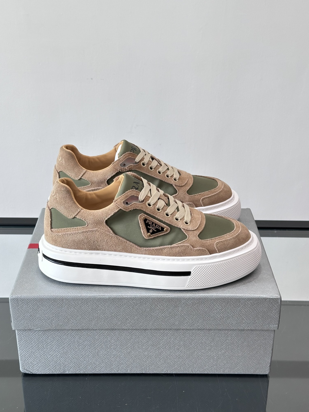 NO:575608,P's high-quality original boutique men's sports shoes, sports shoes combine elegant creative design and typical materials of the Pra* series. Highlighting the brand's characteristics. The upper is made of cowhide leather and breathable cloth design, and the tread pattern rubber thick sole gives the silhouette a mix and match charm. The elastic TPU rubber vacuum outsole provides a comfortable foot feel. , size38-45, Prada, prada, prada, sneakers, cowhide19860909P 家高品质原单精品男士运动鞋,运动鞋融优雅的创意设计以及Pra*系列典型的材质于一身.彰显品牌特色.鞋面牛皮拼接透气布设计,胎面花纹橡胶厚底赋予廓形混搭魅力.弹力TPU橡胶抽真空大底,脚感舒适. ,size38-45,普拉达,prada,prada,sneakers,cowhide,Men's shoes