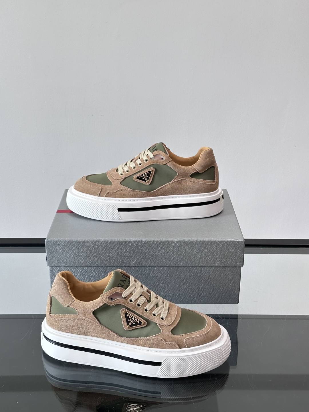 ◾️▫️P 家高品质原单精品男士运动鞋👟，运动鞋融优雅的创意设计以及Pra*系列典型的材质于一身。彰显品