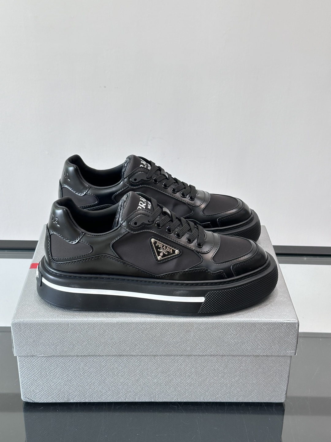 ◾️▫️P 家高品质原单精品男士运动鞋👟，运动鞋融优雅的创意设计以及Pra*系列典型的材质于一身。彰显品