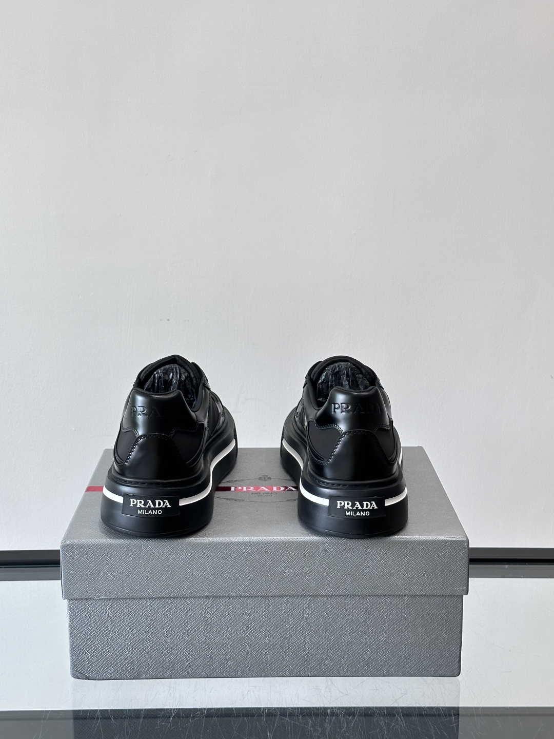 ◾️▫️P 家高品质原单精品男士运动鞋👟，运动鞋融优雅的创意设计以及Pra*系列典型的材质于一身。彰显品