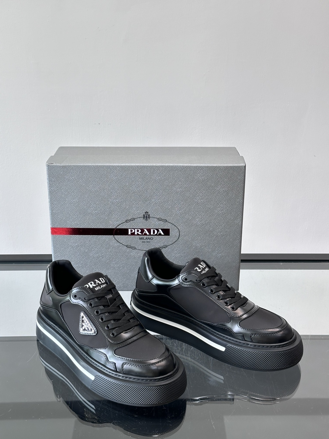 ◾️▫️P 家高品质原单精品男士运动鞋👟，运动鞋融优雅的创意设计以及Pra*系列典型的材质于一身。彰显品