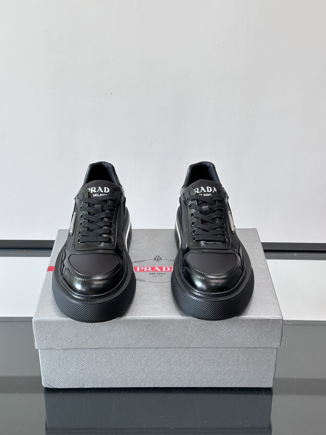 ◾️▫️P 家高品质原单精品男士运动鞋👟，运动鞋融优雅的创意设计以及Pra*系列典型的材质于一身。彰显品