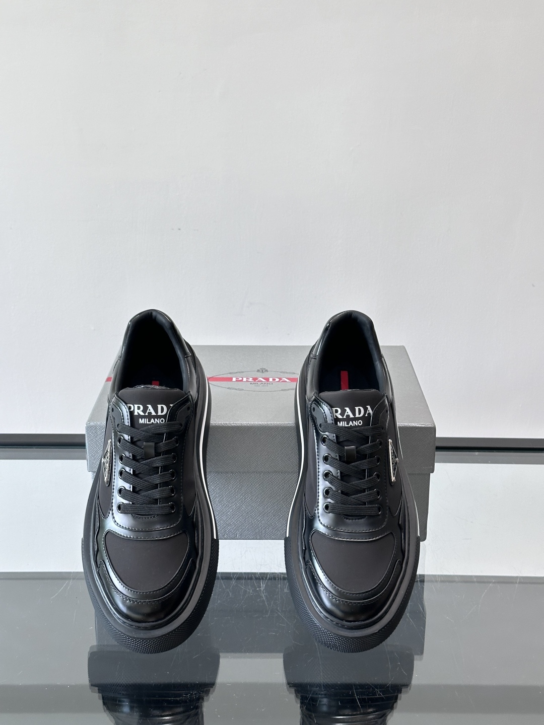 ◾️▫️P 家高品质原单精品男士运动鞋👟，运动鞋融优雅的创意设计以及Pra*系列典型的材质于一身。彰显品