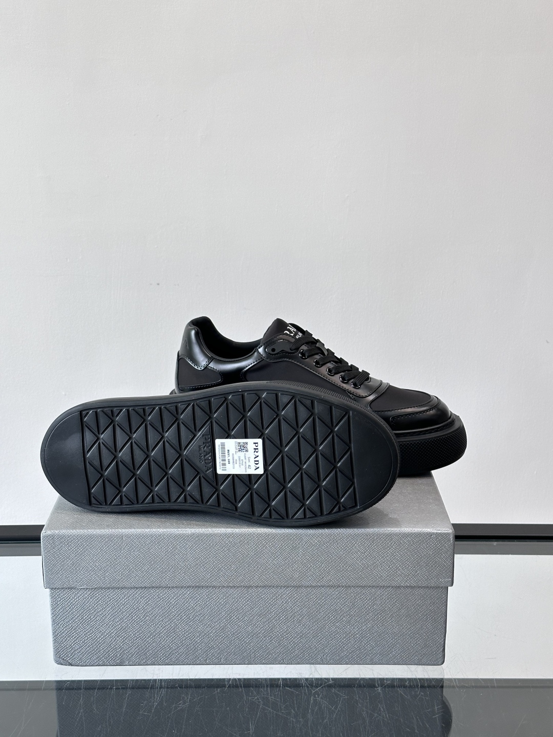 ◾️▫️P 家高品质原单精品男士运动鞋👟，运动鞋融优雅的创意设计以及Pra*系列典型的材质于一身。彰显品