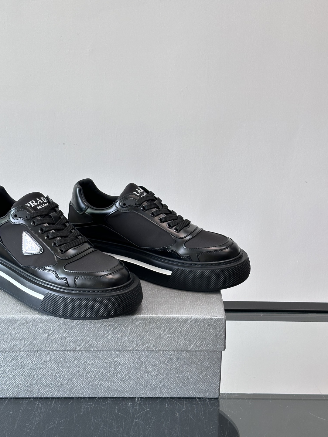 ◾️▫️P 家高品质原单精品男士运动鞋👟，运动鞋融优雅的创意设计以及Pra*系列典型的材质于一身。彰显品