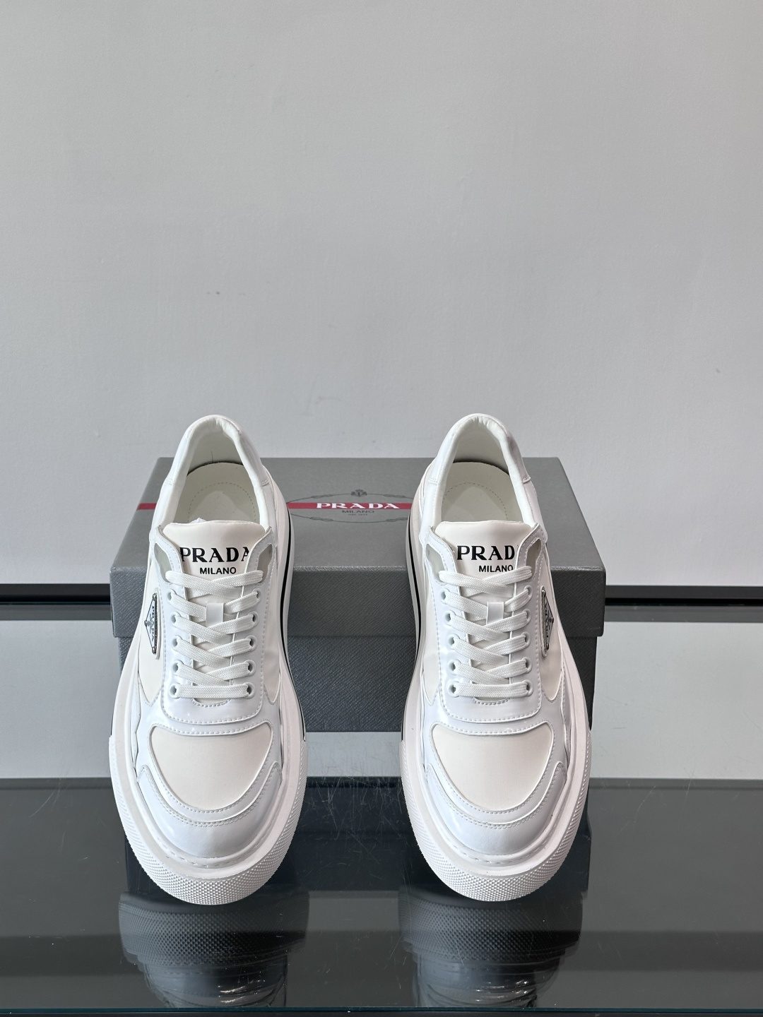 ◾️▫️P 家高品质原单精品男士运动鞋👟，运动鞋融优雅的创意设计以及Pra*系列典型的材质于一身。彰显品