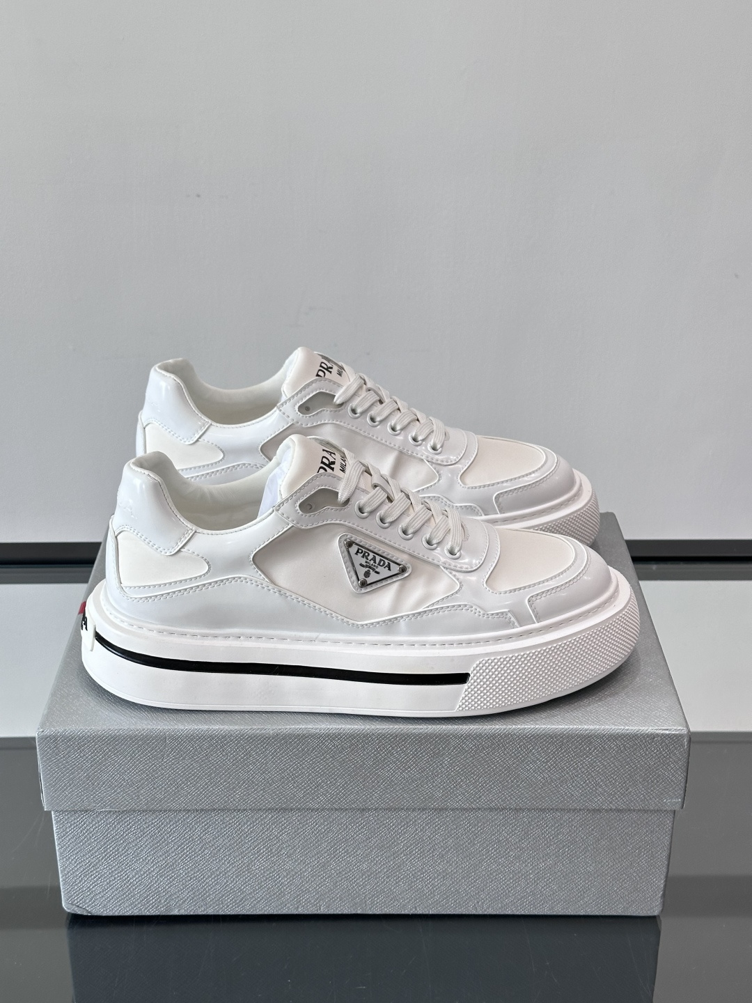 ◾️▫️P 家高品质原单精品男士运动鞋👟，运动鞋融优雅的创意设计以及Pra*系列典型的材质于一身。彰显品