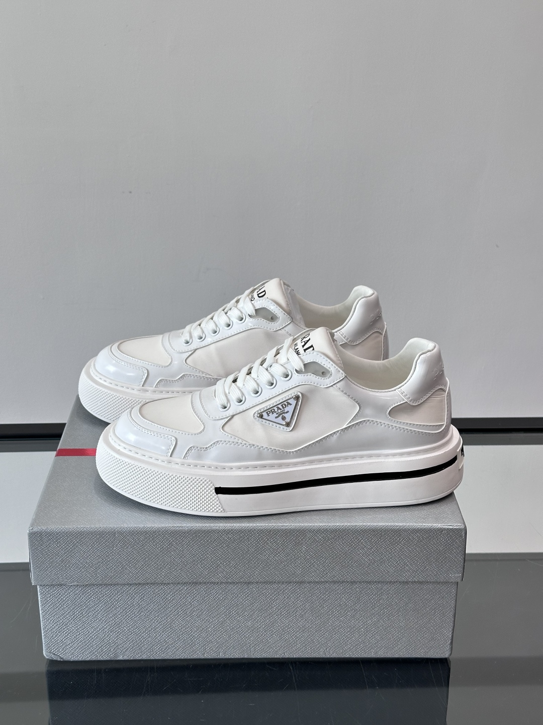 ◾️▫️P 家高品质原单精品男士运动鞋👟，运动鞋融优雅的创意设计以及Pra*系列典型的材质于一身。彰显品