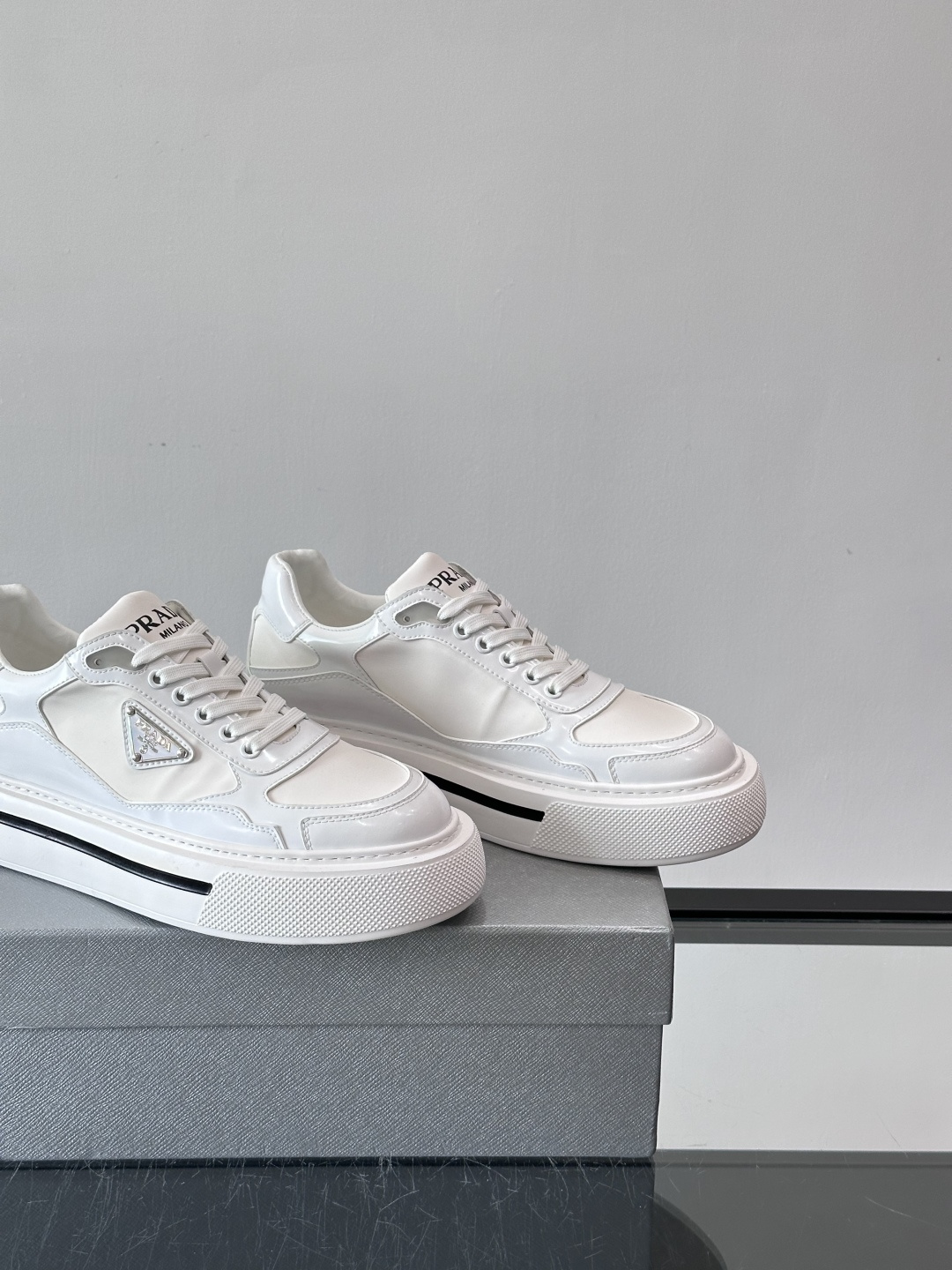 ◾️▫️P 家高品质原单精品男士运动鞋👟，运动鞋融优雅的创意设计以及Pra*系列典型的材质于一身。彰显品