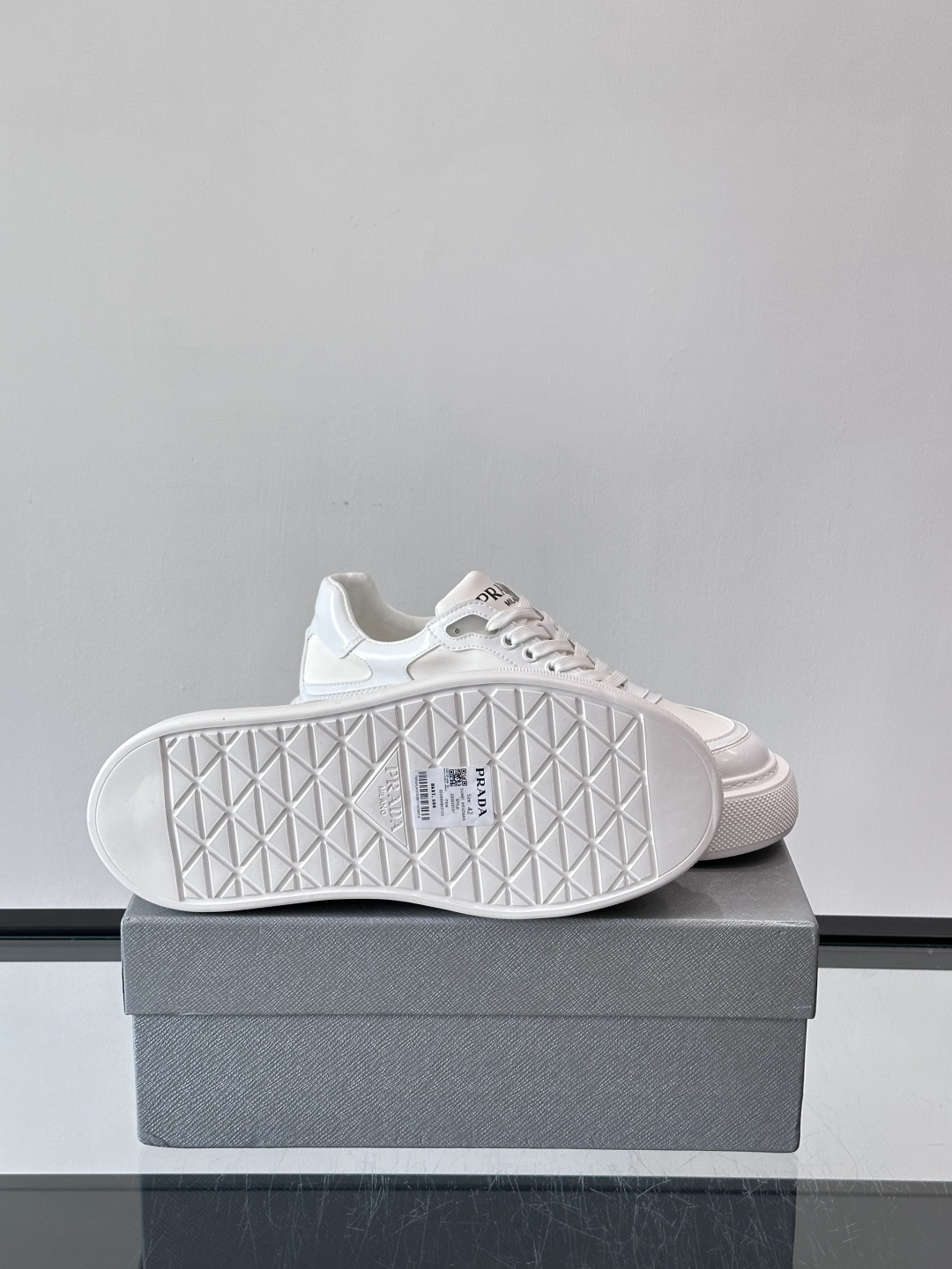 ◾️▫️P 家高品质原单精品男士运动鞋👟，运动鞋融优雅的创意设计以及Pra*系列典型的材质于一身。彰显品