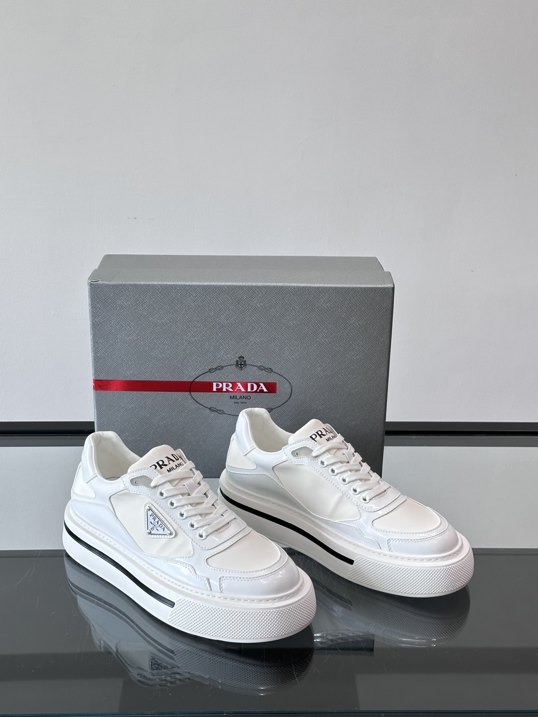 ◾️▫️P 家高品质原单精品男士运动鞋👟，运动鞋融优雅的创意设计以及Pra*系列典型的材质于一身。彰显品