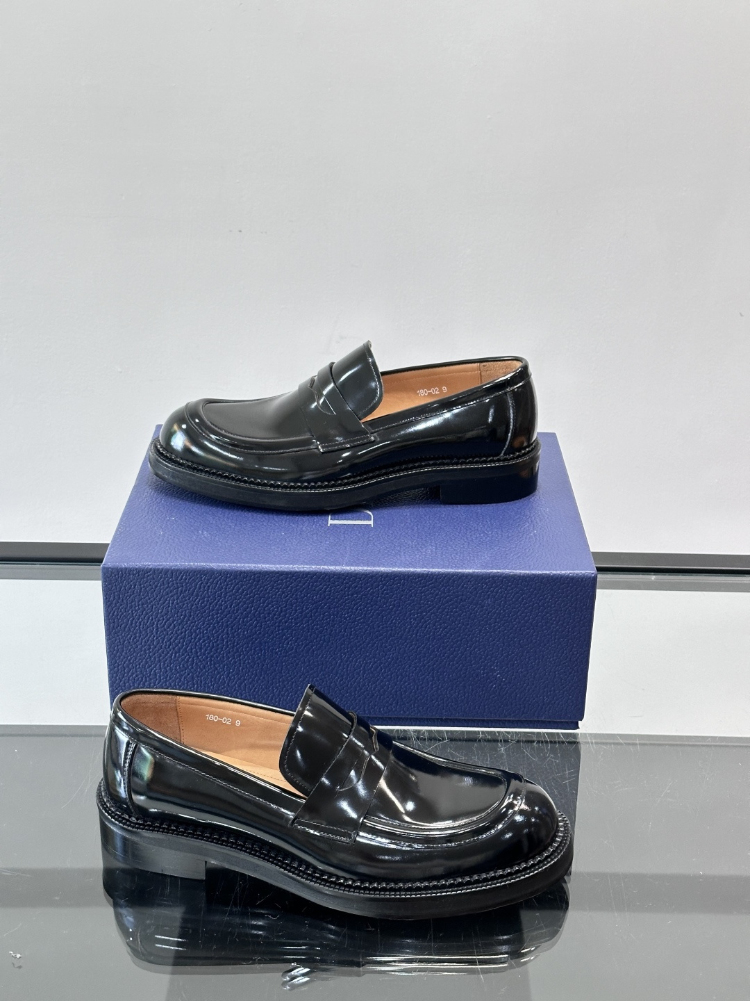 Dior男士漆皮乐福鞋经典便士乐福设计，光泽感漆皮＋标志性“CD”徽标，低调又奢华。圆头＋低跟，舒适又时