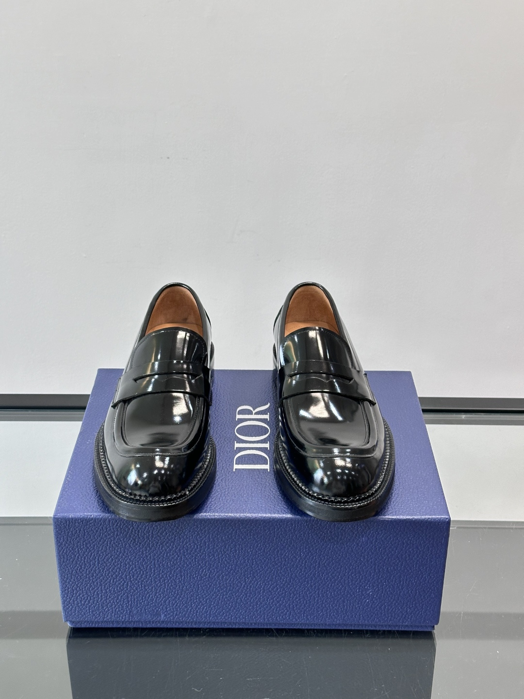 Dior男士漆皮乐福鞋经典便士乐福设计，光泽感漆皮＋标志性“CD”徽标，低调又奢华。圆头＋低跟，舒适又时