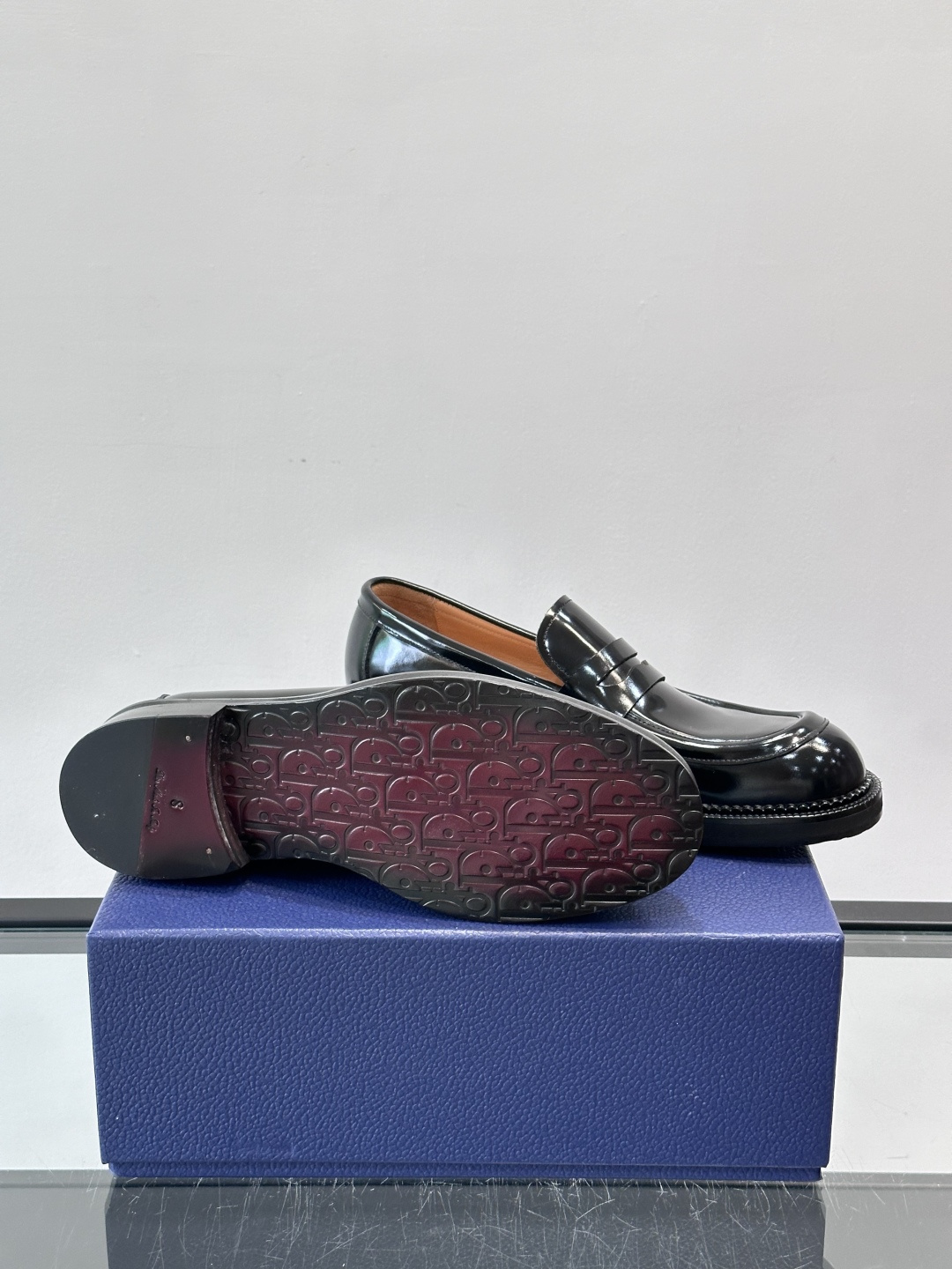 Dior男士漆皮乐福鞋经典便士乐福设计，光泽感漆皮＋标志性“CD”徽标，低调又奢华。圆头＋低跟，舒适又时