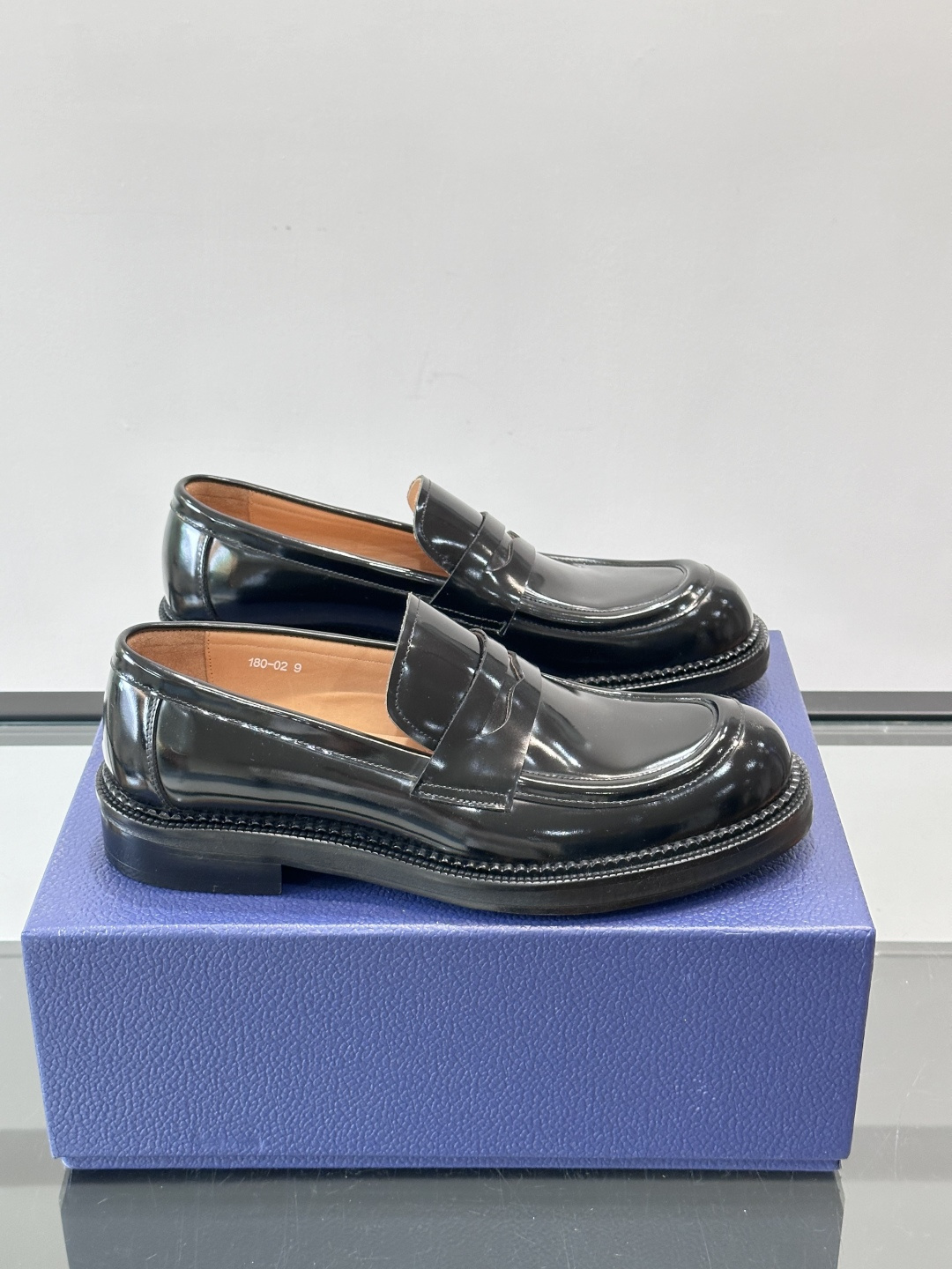 Dior男士漆皮乐福鞋经典便士乐福设计，光泽感漆皮＋标志性“CD”徽标，低调又奢华。圆头＋低跟，舒适又时