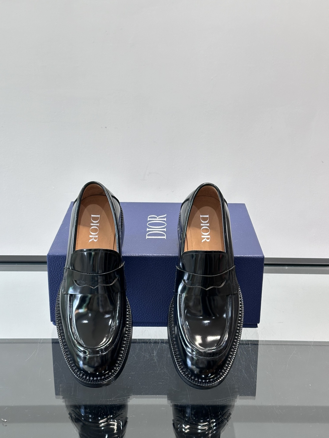Dior男士漆皮乐福鞋经典便士乐福设计，光泽感漆皮＋标志性“CD”徽标，低调又奢华。圆头＋低跟，舒适又时