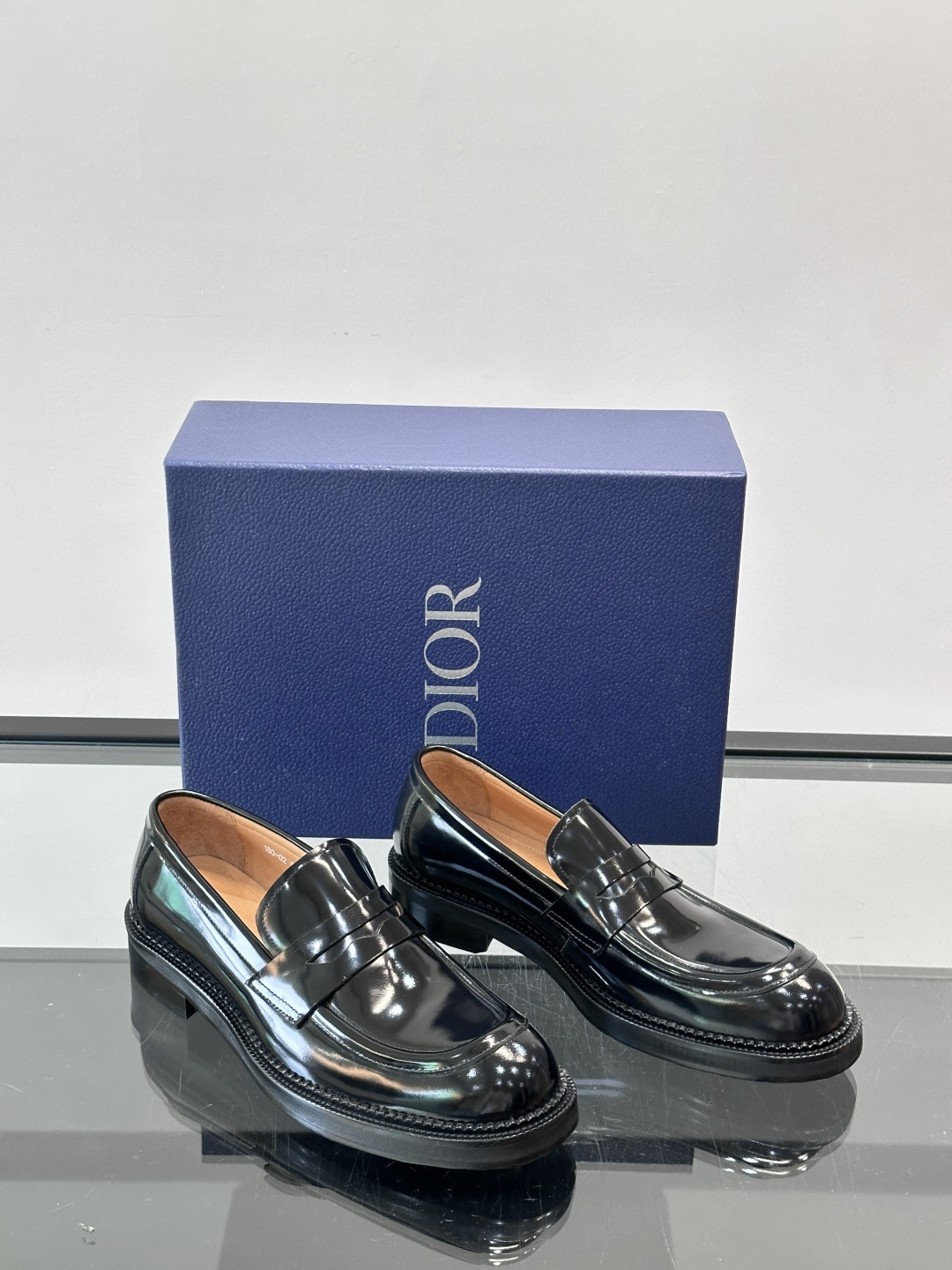 Dior男士漆皮乐福鞋经典便士乐福设计，光泽感漆皮＋标志性“CD”徽标，低调又奢华。圆头＋低跟，舒适又时
