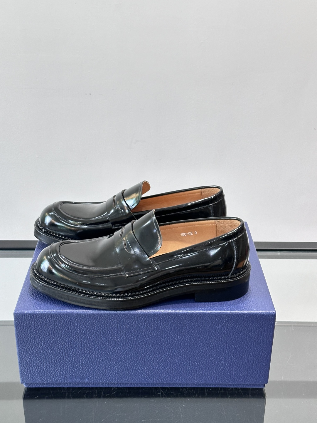 Dior男士漆皮乐福鞋经典便士乐福设计，光泽感漆皮＋标志性“CD”徽标，低调又奢华。圆头＋低跟，舒适又时