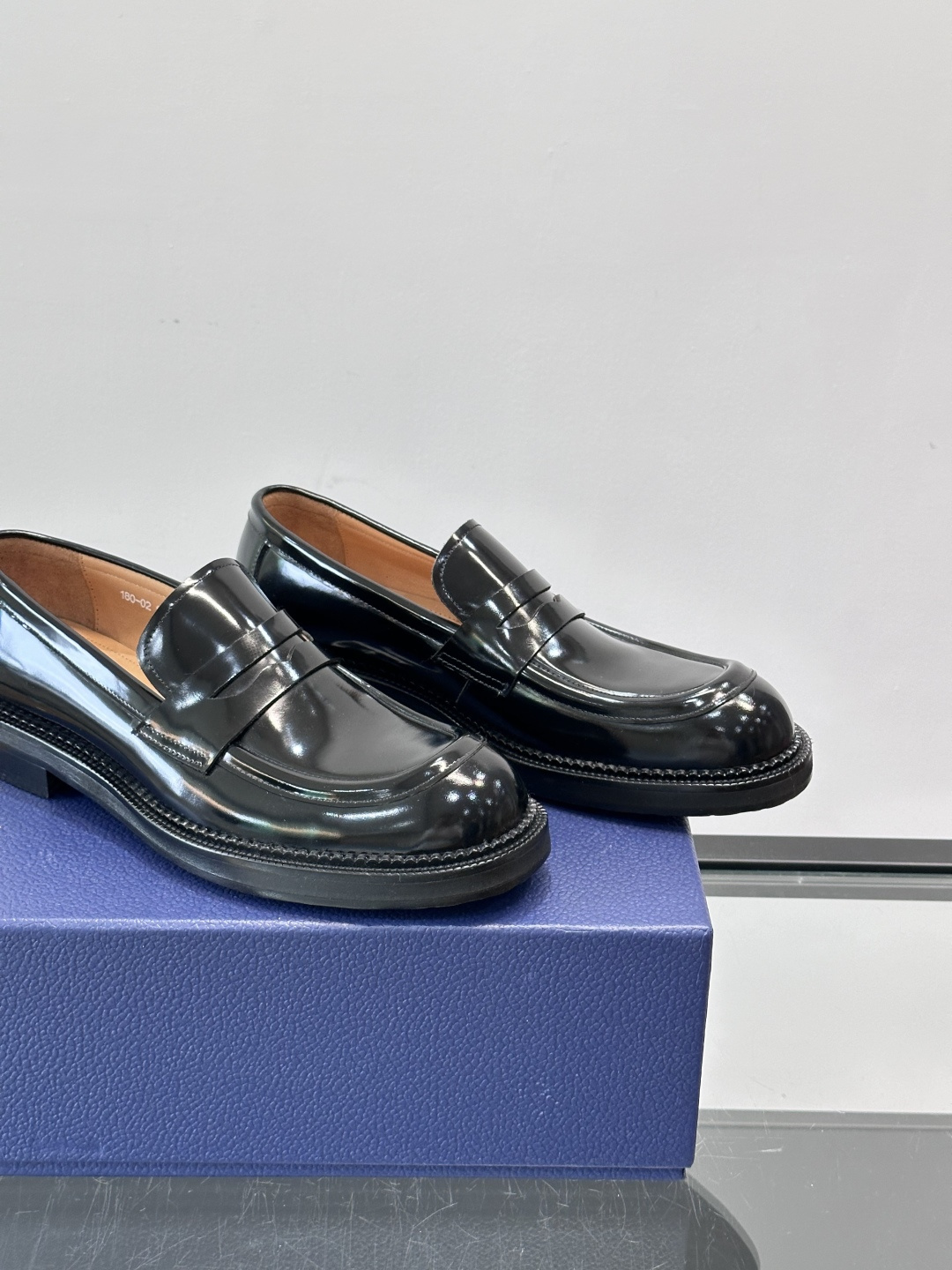 Dior男士漆皮乐福鞋经典便士乐福设计，光泽感漆皮＋标志性“CD”徽标，低调又奢华。圆头＋低跟，舒适又时