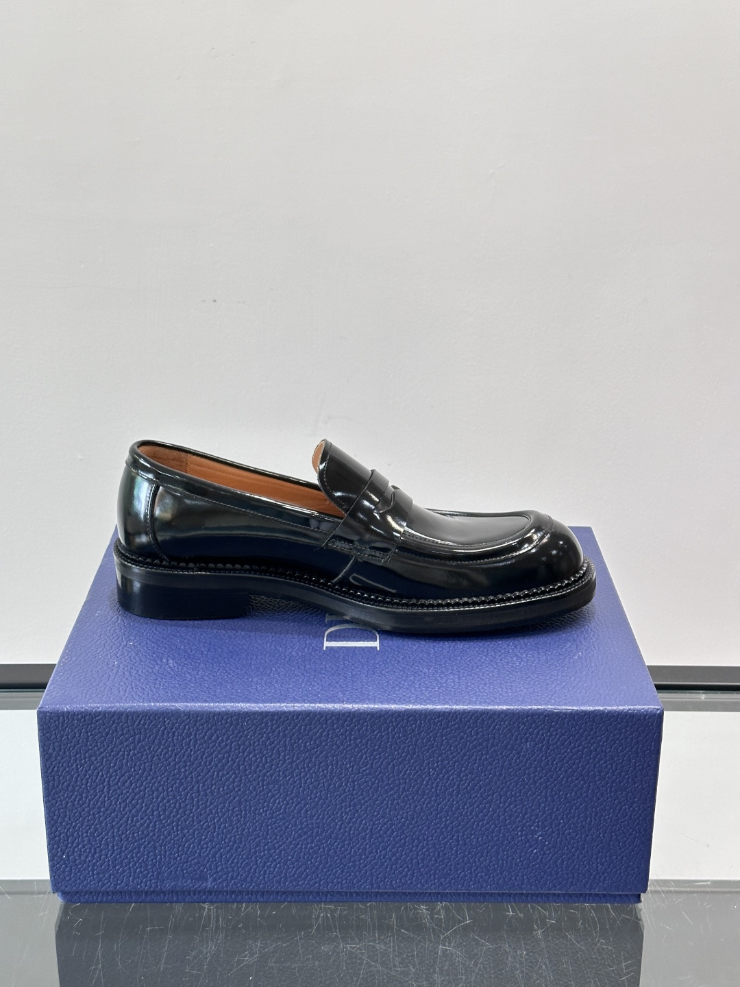 Dior男士漆皮乐福鞋经典便士乐福设计，光泽感漆皮＋标志性“CD”徽标，低调又奢华。圆头＋低跟，舒适又时