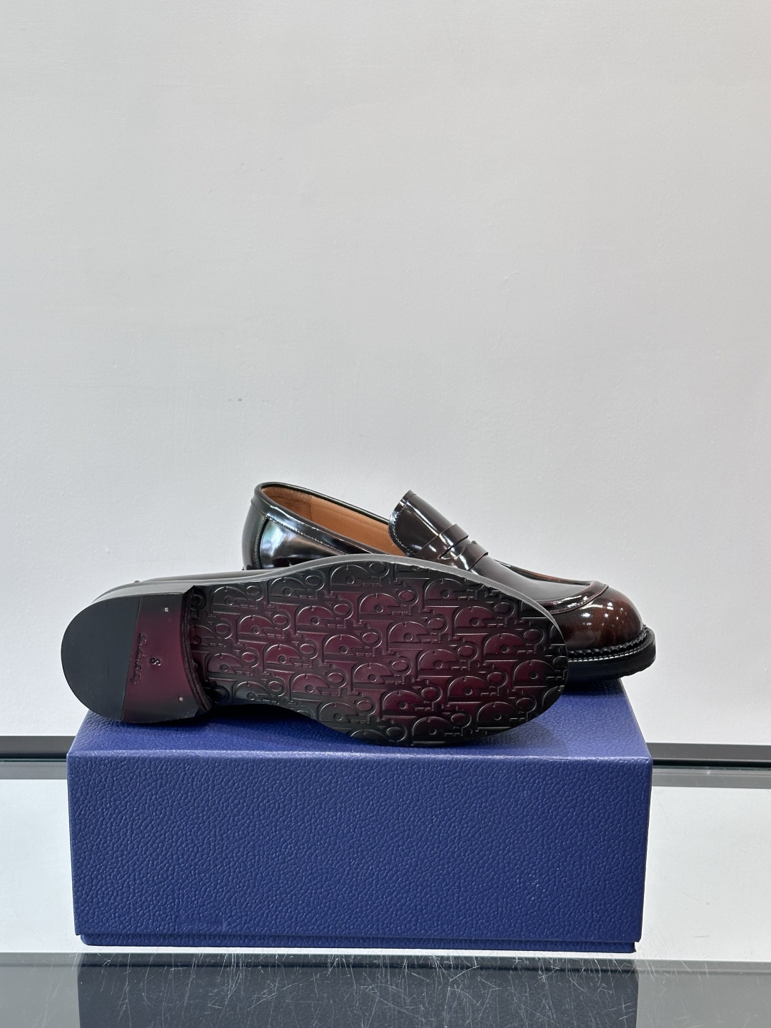 Dior男士漆皮乐福鞋经典便士乐福设计，光泽感漆皮＋标志性“CD”徽标，低调又奢华。圆头＋低跟，舒适又时