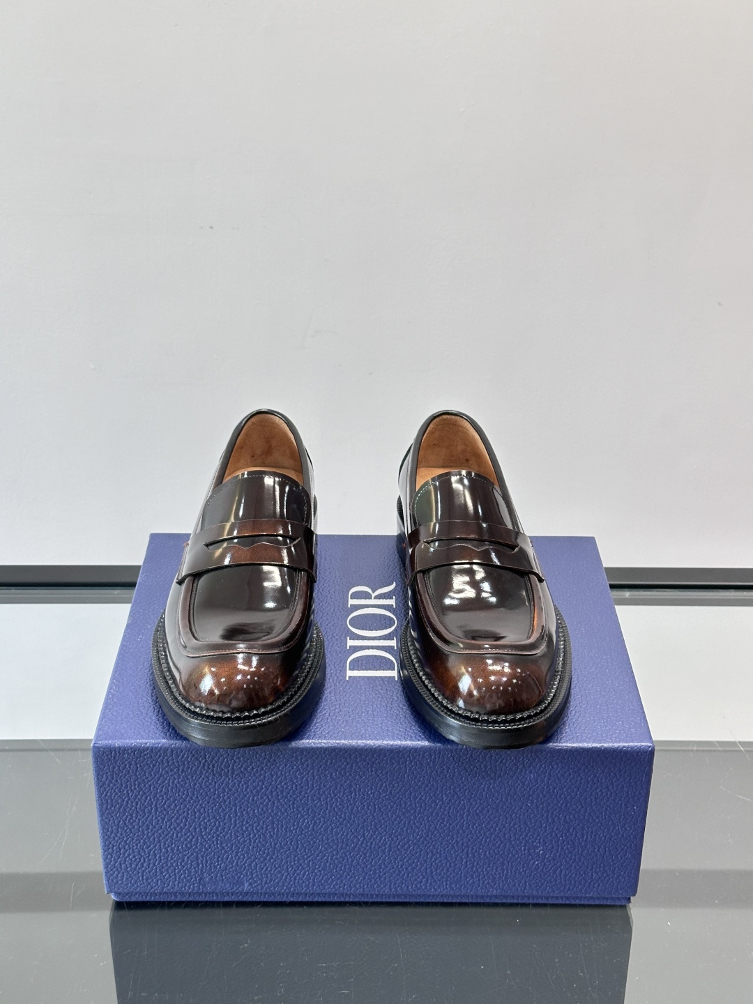 Dior男士漆皮乐福鞋经典便士乐福设计，光泽感漆皮＋标志性“CD”徽标，低调又奢华。圆头＋低跟，舒适又时