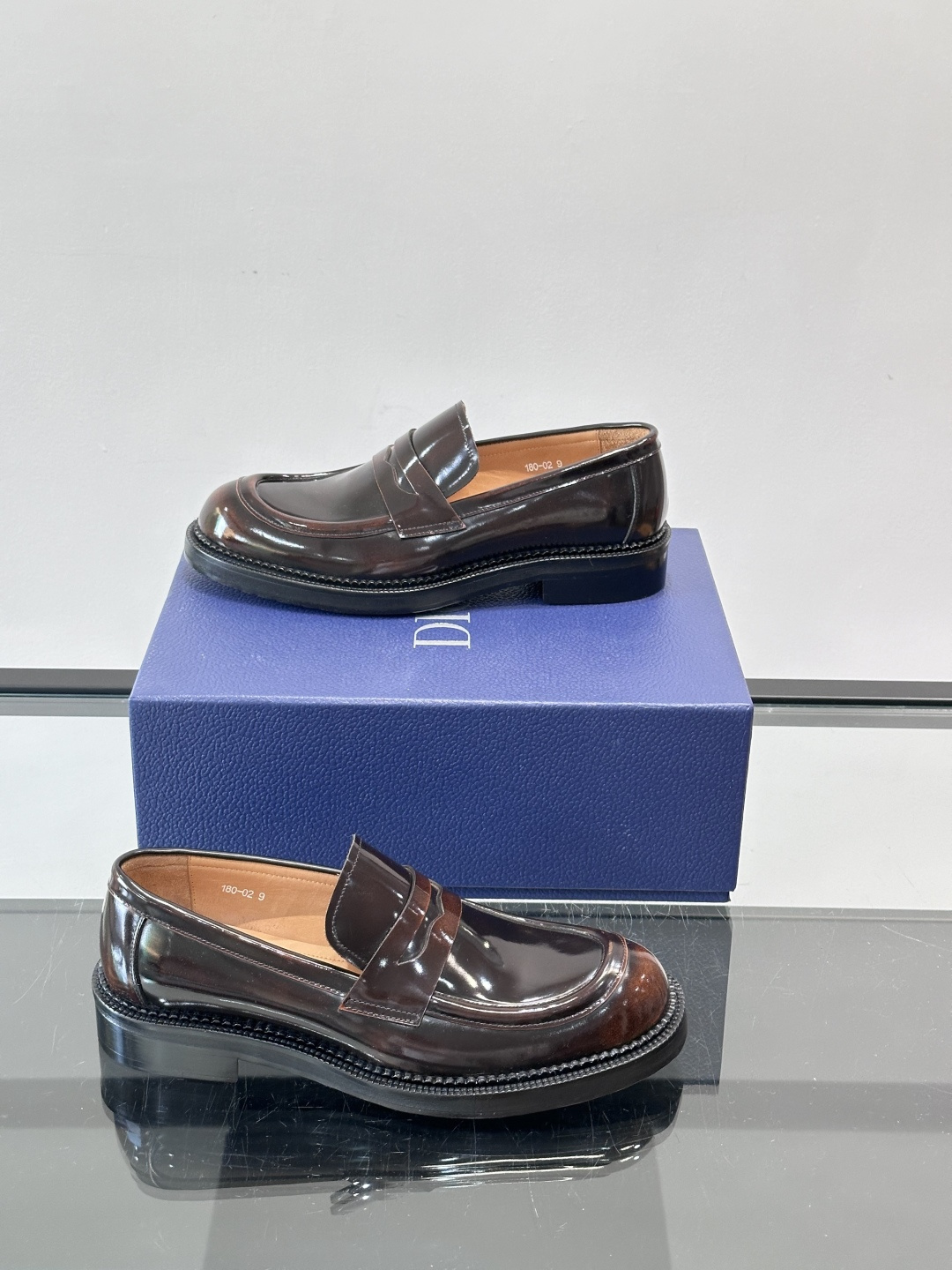 Dior男士漆皮乐福鞋经典便士乐福设计，光泽感漆皮＋标志性“CD”徽标，低调又奢华。圆头＋低跟，舒适又时