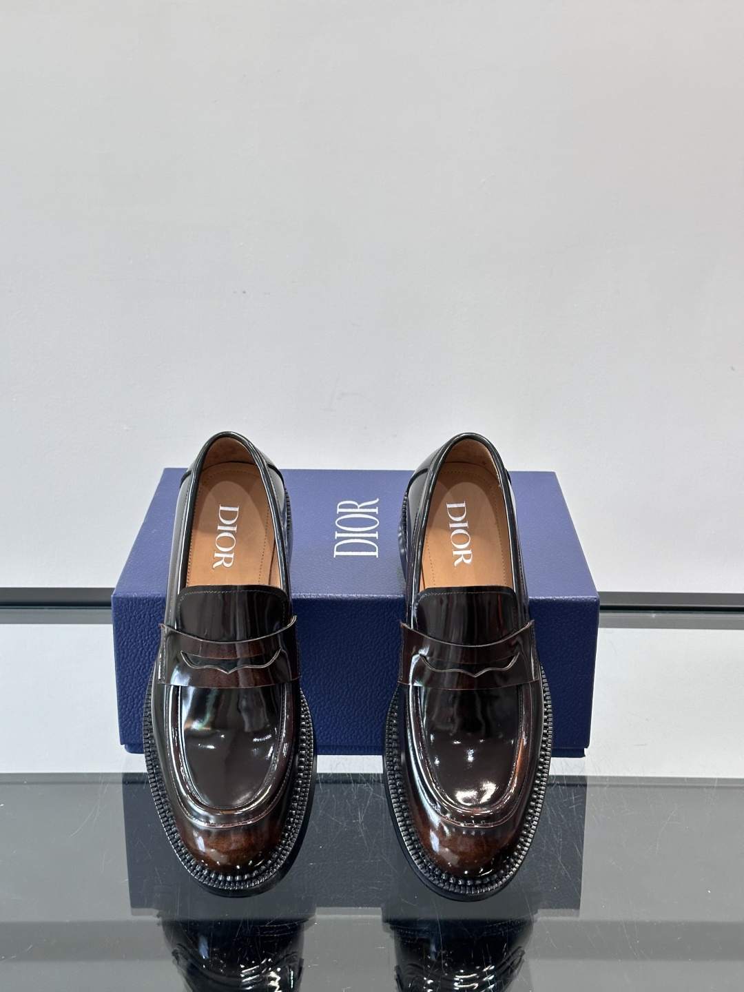 Dior男士漆皮乐福鞋经典便士乐福设计，光泽感漆皮＋标志性“CD”徽标，低调又奢华。圆头＋低跟，舒适又时