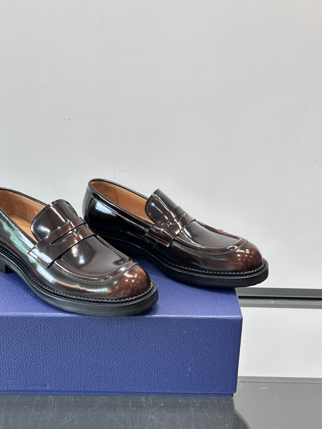 Dior男士漆皮乐福鞋经典便士乐福设计，光泽感漆皮＋标志性“CD”徽标，低调又奢华。圆头＋低跟，舒适又时