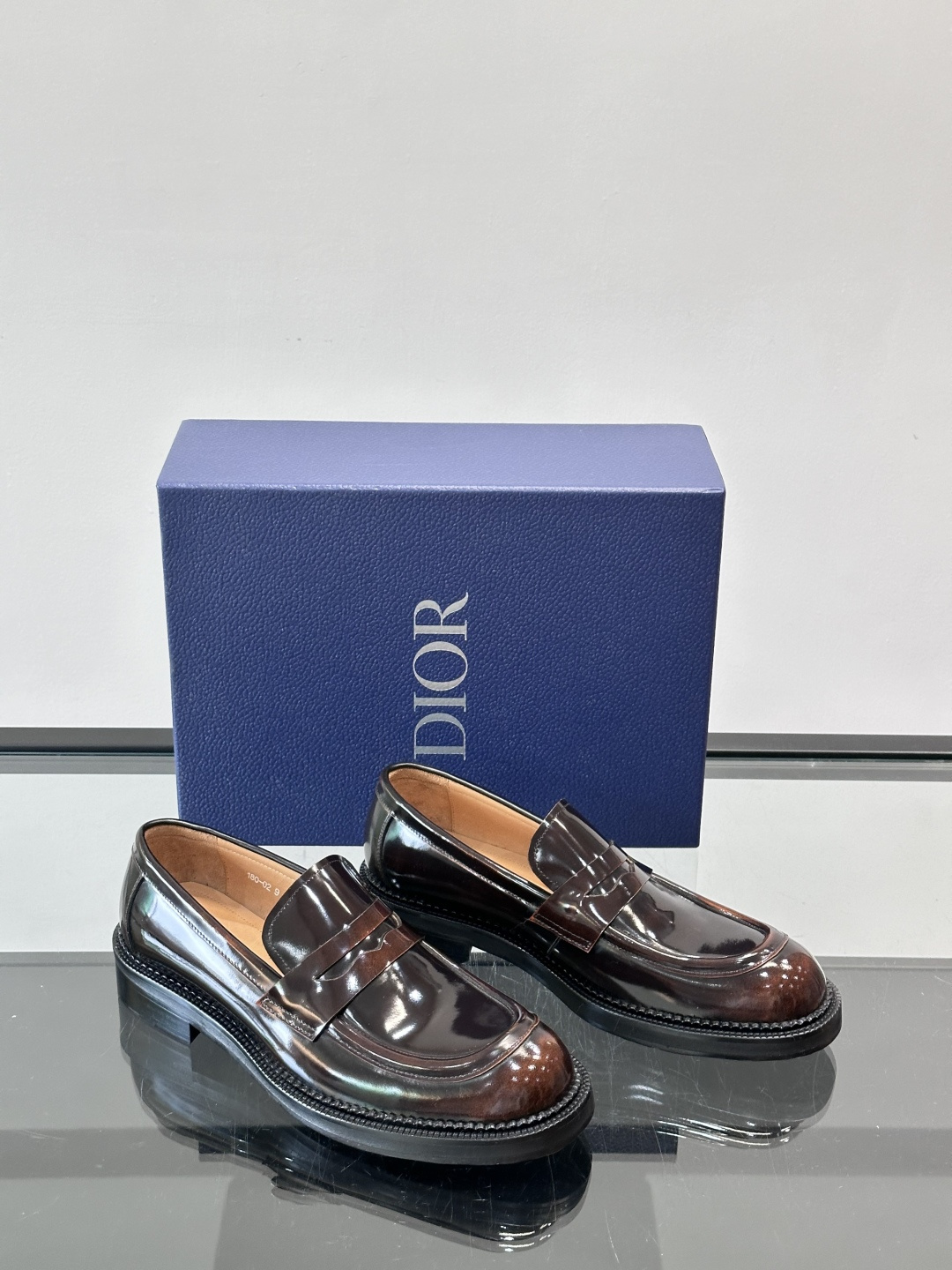 Dior男士漆皮乐福鞋经典便士乐福设计，光泽感漆皮＋标志性“CD”徽标，低调又奢华。圆头＋低跟，舒适又时