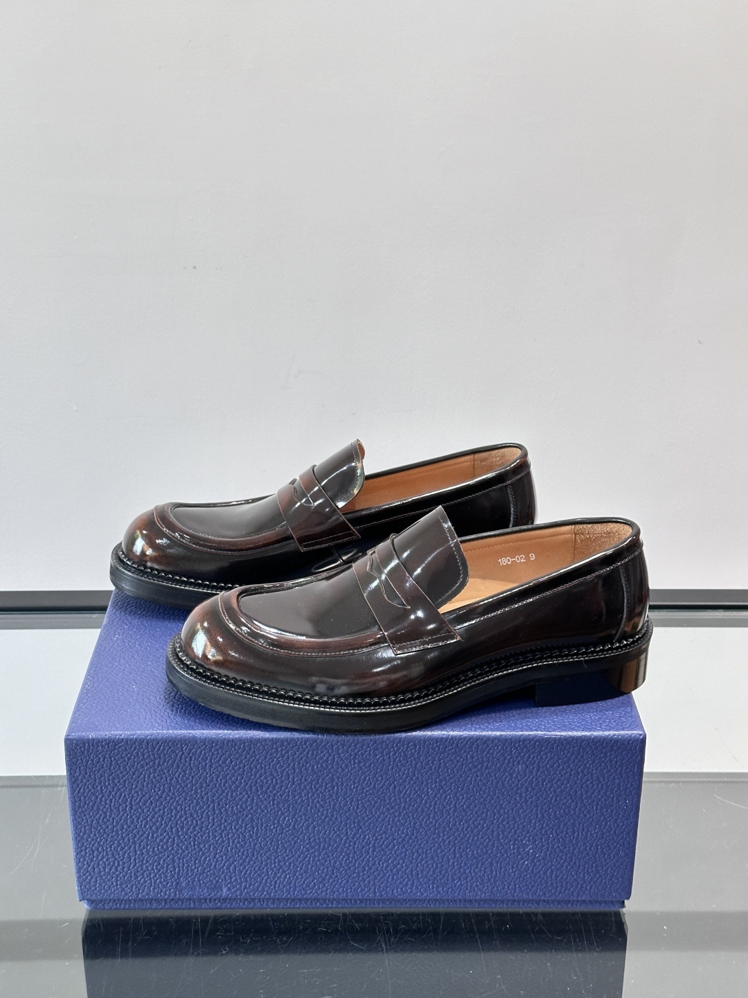 Dior男士漆皮乐福鞋经典便士乐福设计，光泽感漆皮＋标志性“CD”徽标，低调又奢华。圆头＋低跟，舒适又时