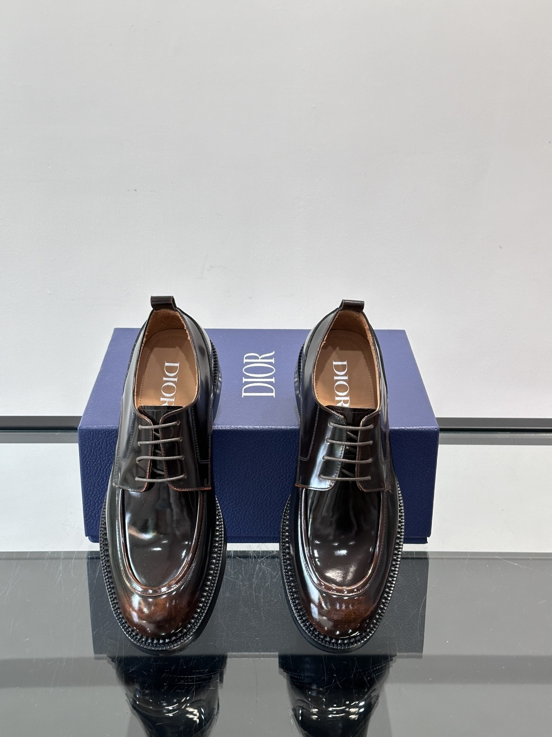 Dior ExPlorer德比鞋 。鞋面采用黑色光滑牛皮，超有辨识度。真皮logo大底，舒适又时尚，日常