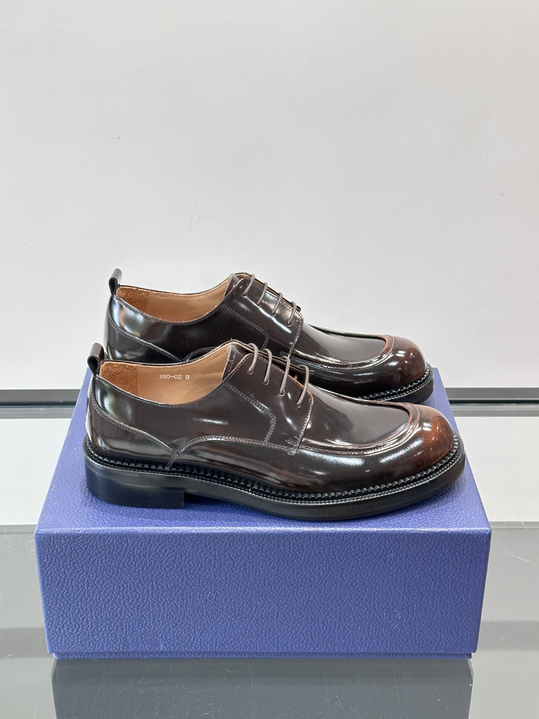 Dior ExPlorer德比鞋 。鞋面采用黑色光滑牛皮，超有辨识度。真皮logo大底，舒适又时尚，日常